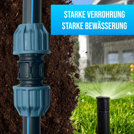 Preview: Geteilte Darstellung: Auf der linken Bildhälfte verbindet eine PP-Klemmkupplung zwei PE-Rohre im Erdreich, sichtbar als Teil eines stabilen unterirdischen Rohrsystems. Auf der rechten Seite wird ein Rasen intensiv bewässert, um den Einsatz der Kupplung im